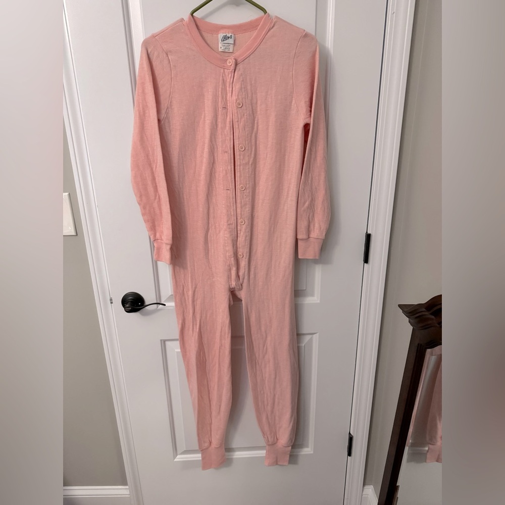 Women’s vintage pink long underwear with rear button flap. Excellent condition.